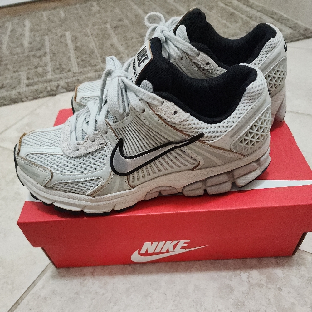 WOMENS NIKE ZOOM VOMERO 5